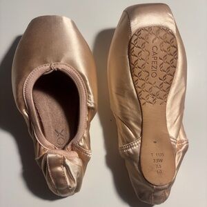 Ballet Pointe Shoes: Capezio pointe shoes size 7.5W